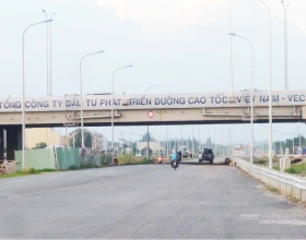 Vẽ logo khẩu hiệu trên thành cầu đường cao tốc Long Thàng - Dầu Giây